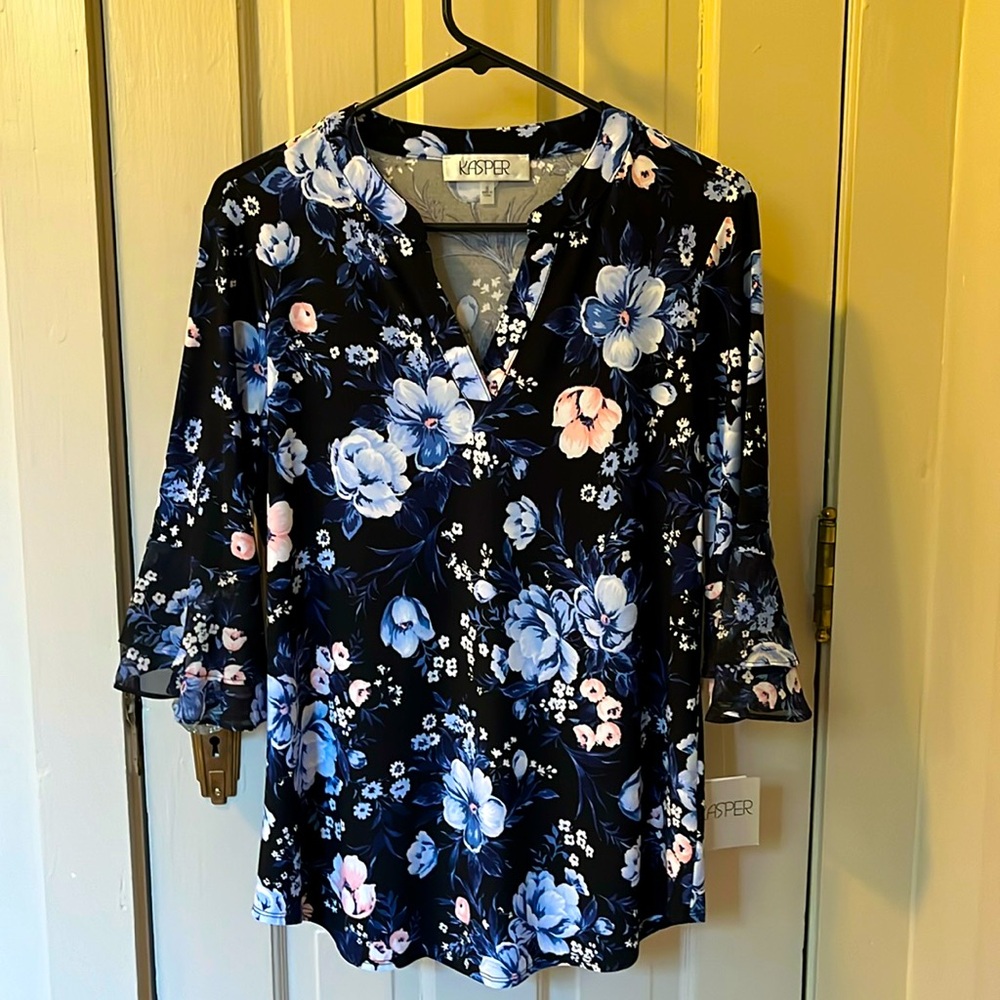 Kasper blouse. Flutter sleeves. Size Small. NWT.